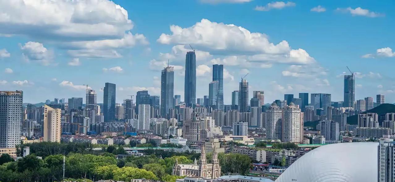 济南经过这些年的奋力追赶，在城市建设上已经能和南京相提并论了。曾几何时，济南以