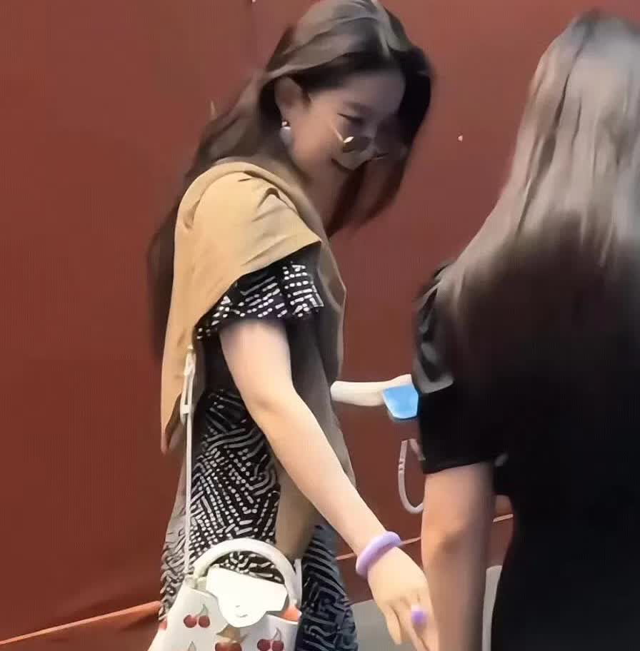 我怀疑过她的美貌是否天生也怀疑过她的气质是包装出来的实在没想到，