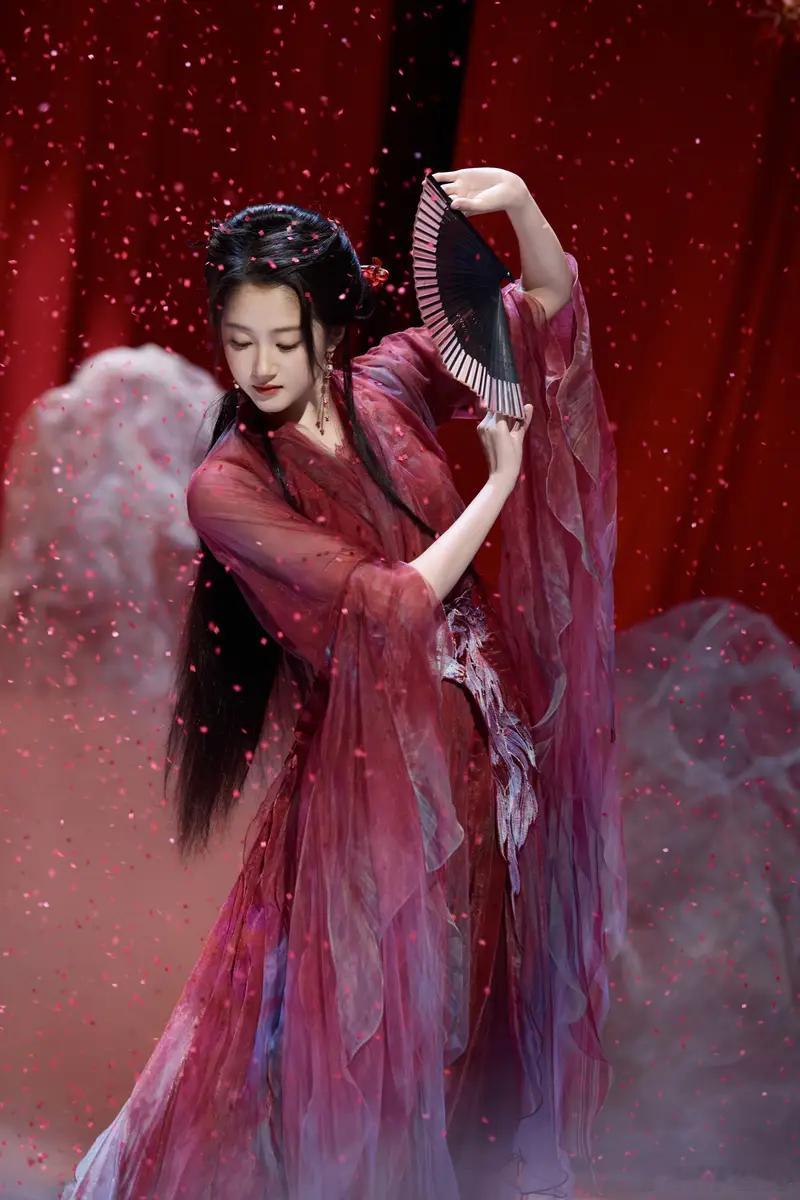 关晓彤一袭红衣翩翩起舞身姿轻盈手持折扇古典优雅日前，关晓彤工作室公开一组关晓彤