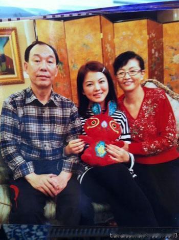 李湘的妈妈挺漂亮的，但李湘长得不像她母亲，倒是王岳伦侧脸和她母亲有点像。当年王岳