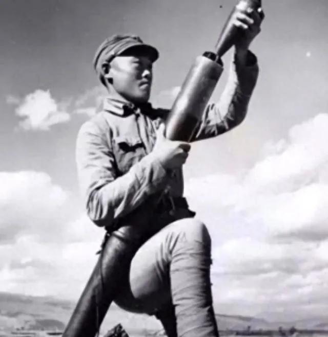 1945年，在山上休息的迫击炮手陈宝柳，忽然发现30多个日军和几个女人，正在不远