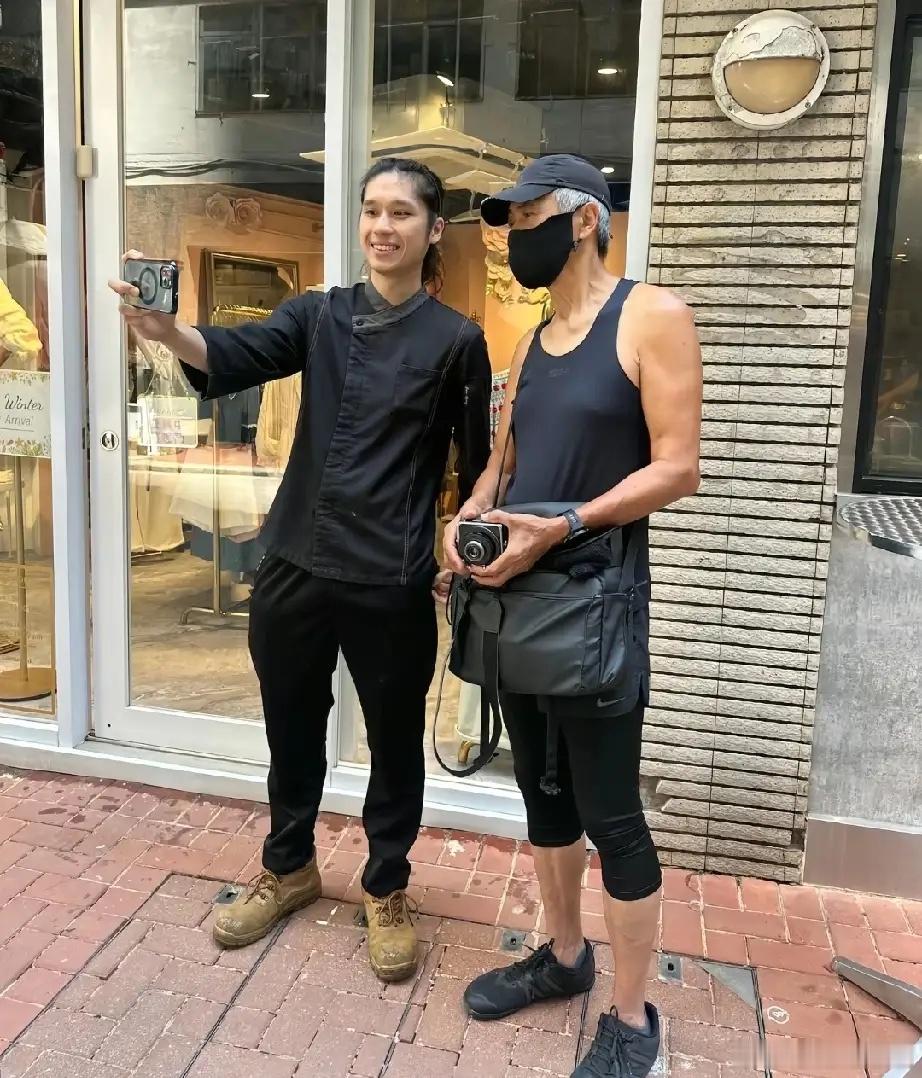70岁周润发现身香港街头，他穿着老头背心和紧身裤，背着大包，朴素里面带着一丝土味