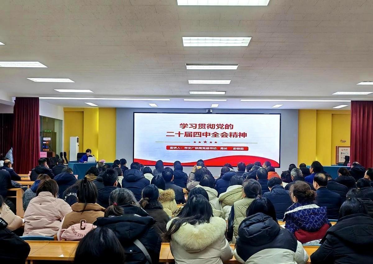 谁能想到管旅游的局长，跑到农业局的场子上课了。我一开始以为就是普通跨部门串门唠