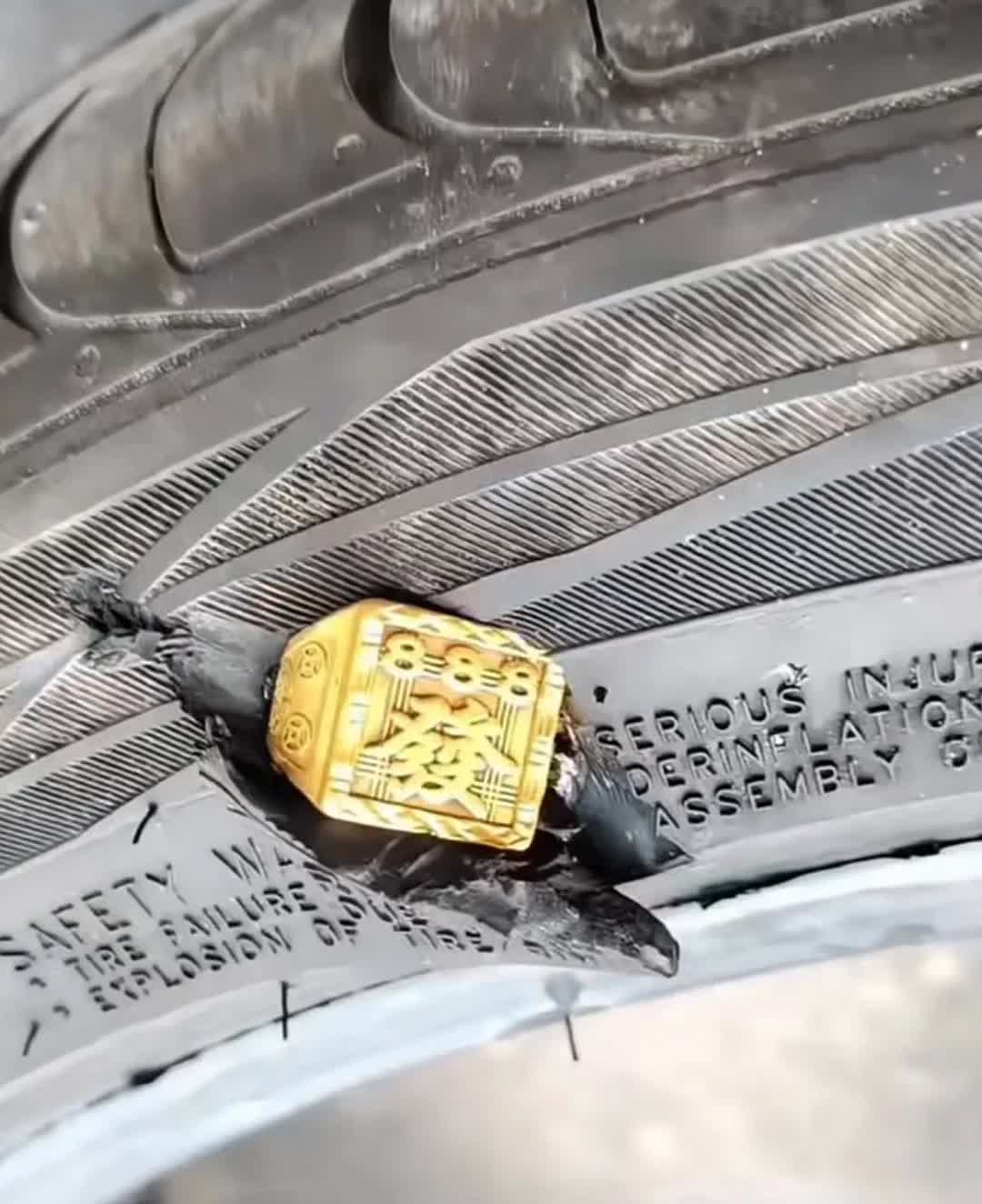 这可咋办？汽车轮胎被扎烂了，这到底是谁丢在地上的？找责任人都找不到！害得我还要花