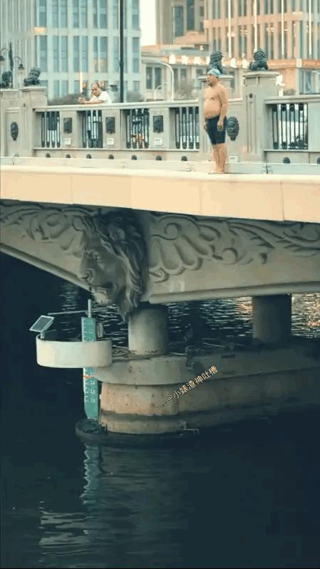水中的颜色，注定了大哥可能杯具了。