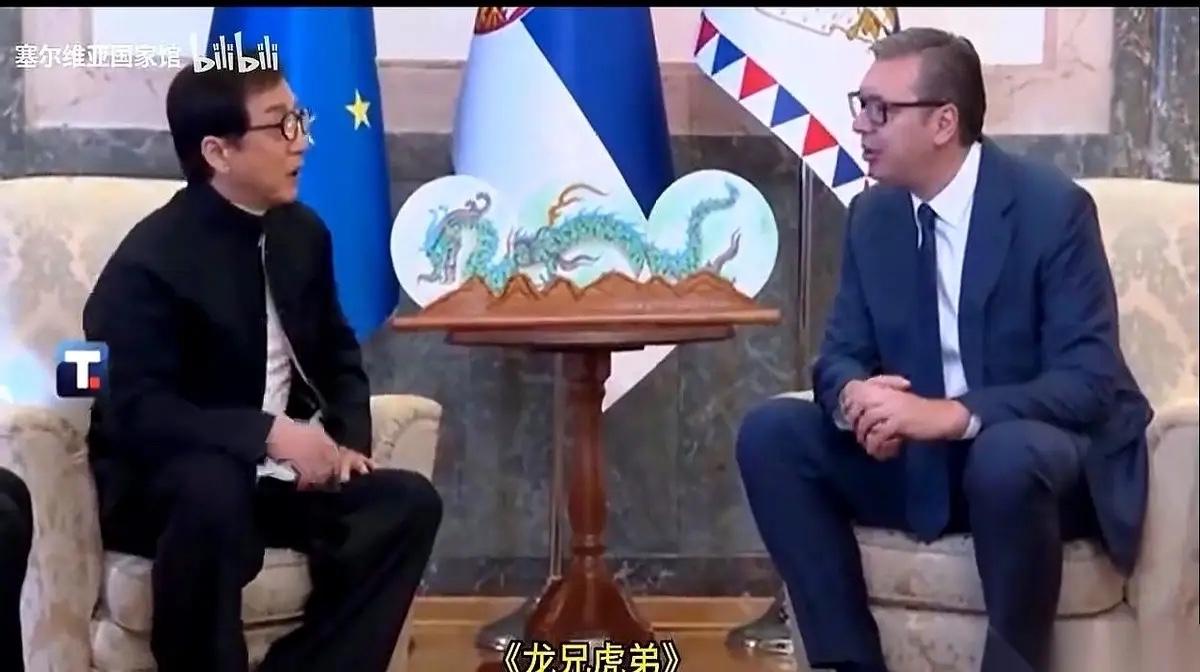 武契奇问成龙那个问题，我隔着屏幕都捏了把汗。“大哥，你那部《龙兄虎弟》，是在哪