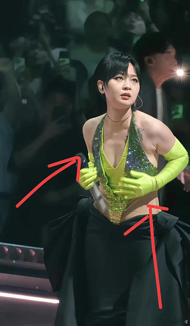 一般人真驾驭不了！直到看见周笔畅，算是明白了什么叫“人穿衣”。这身材和气质，完全