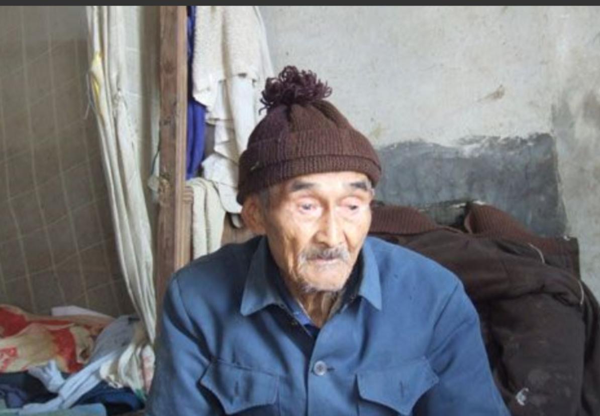 1937年一天深夜，重机枪手卿伯金正在放哨，突然听到稻田里哗哗的水声，他仔细一看