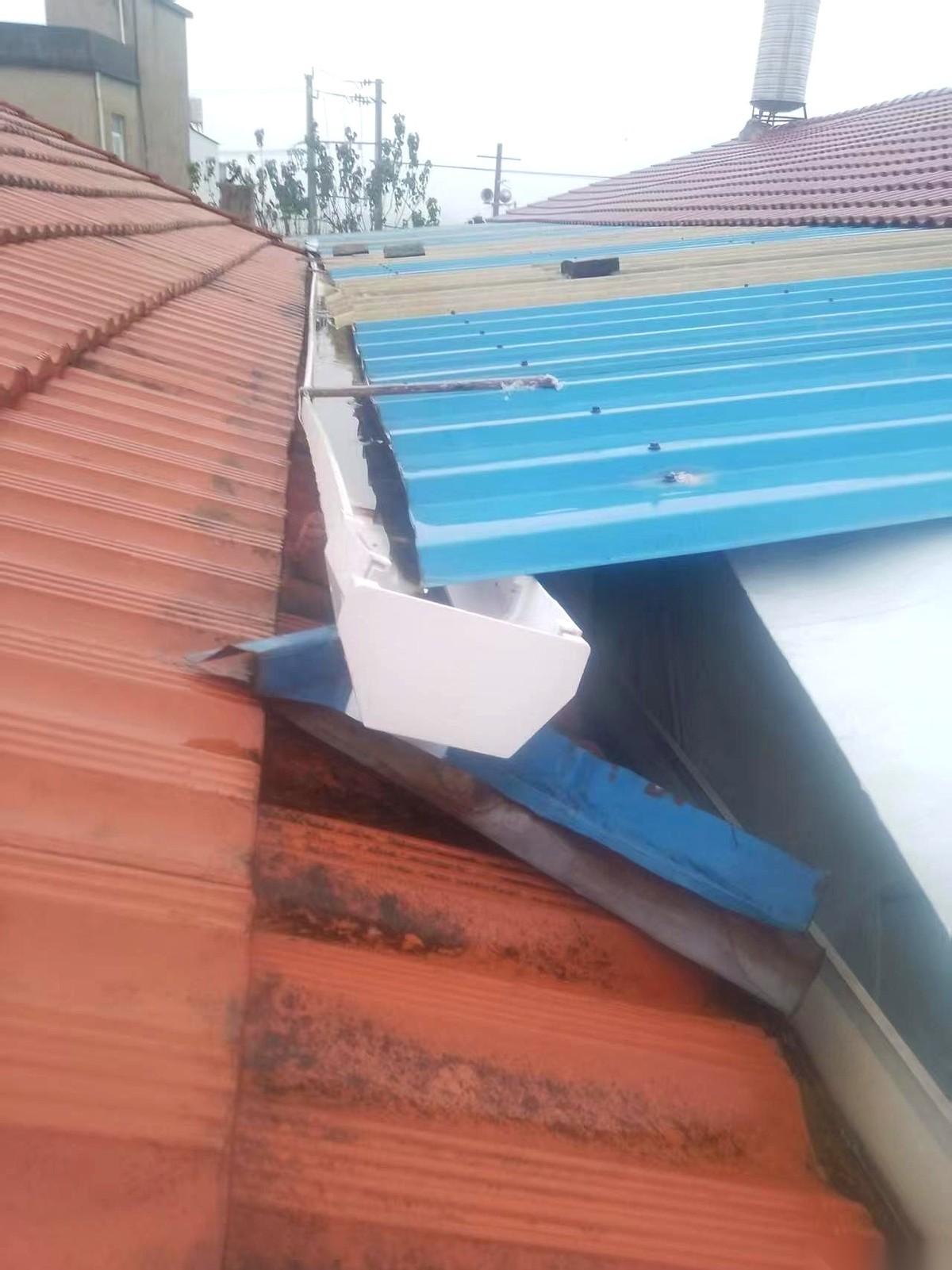 真是活久见，刷新三观了属于是。邻居在我家房顶上，盖了个……嗯，不算盖，是伸过来