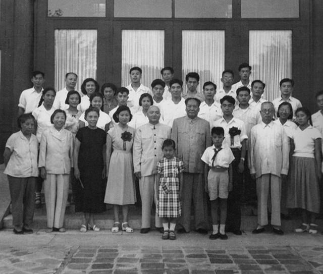 分享充满回忆的老照片李敏结婚时参加婚礼的全体亲朋合影。