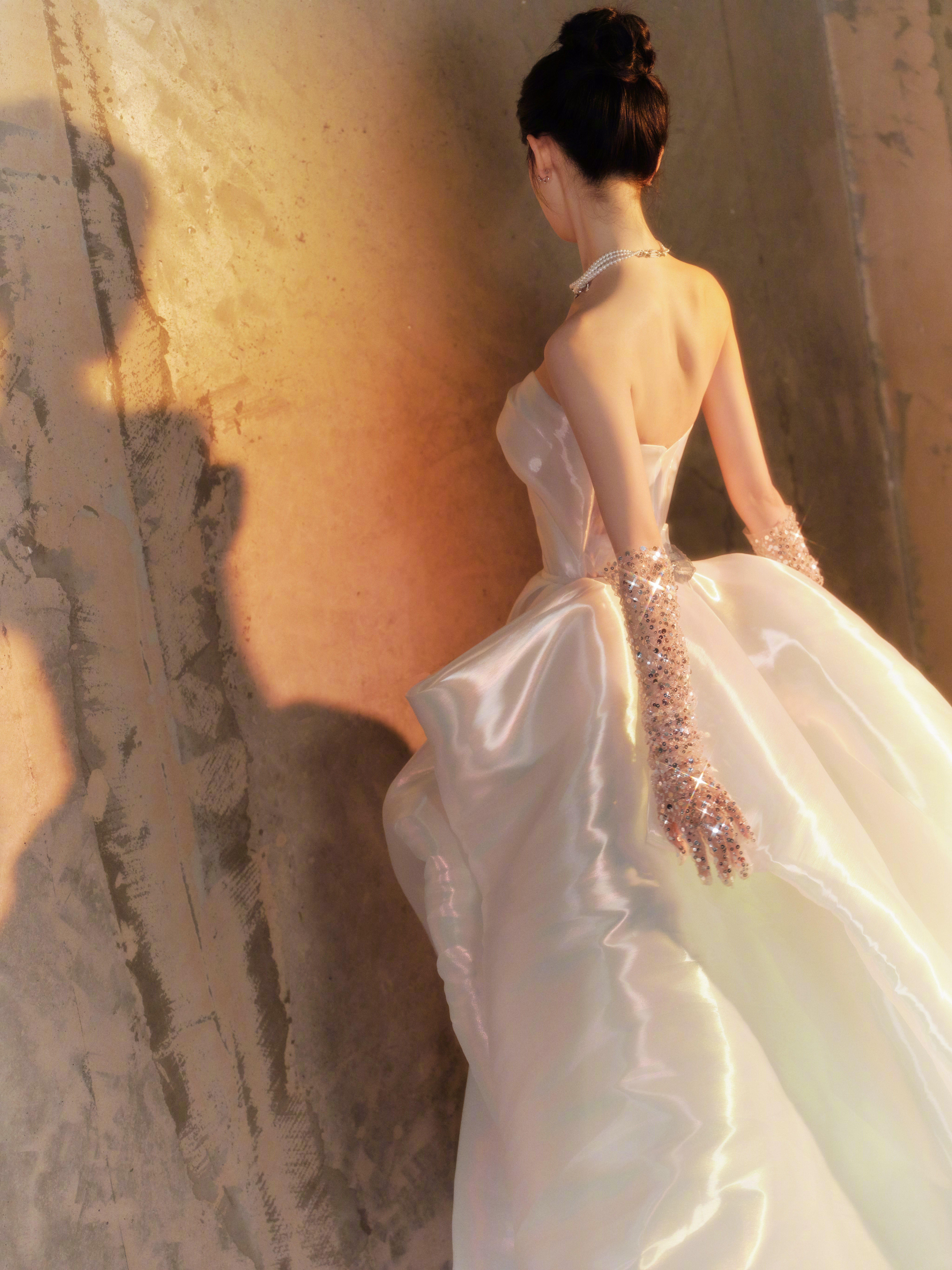 陈瑶五彩斑斓的白陈瑶微博视界大会出图有白色礼服＋优雅盘发，这是哪本童话书里的公