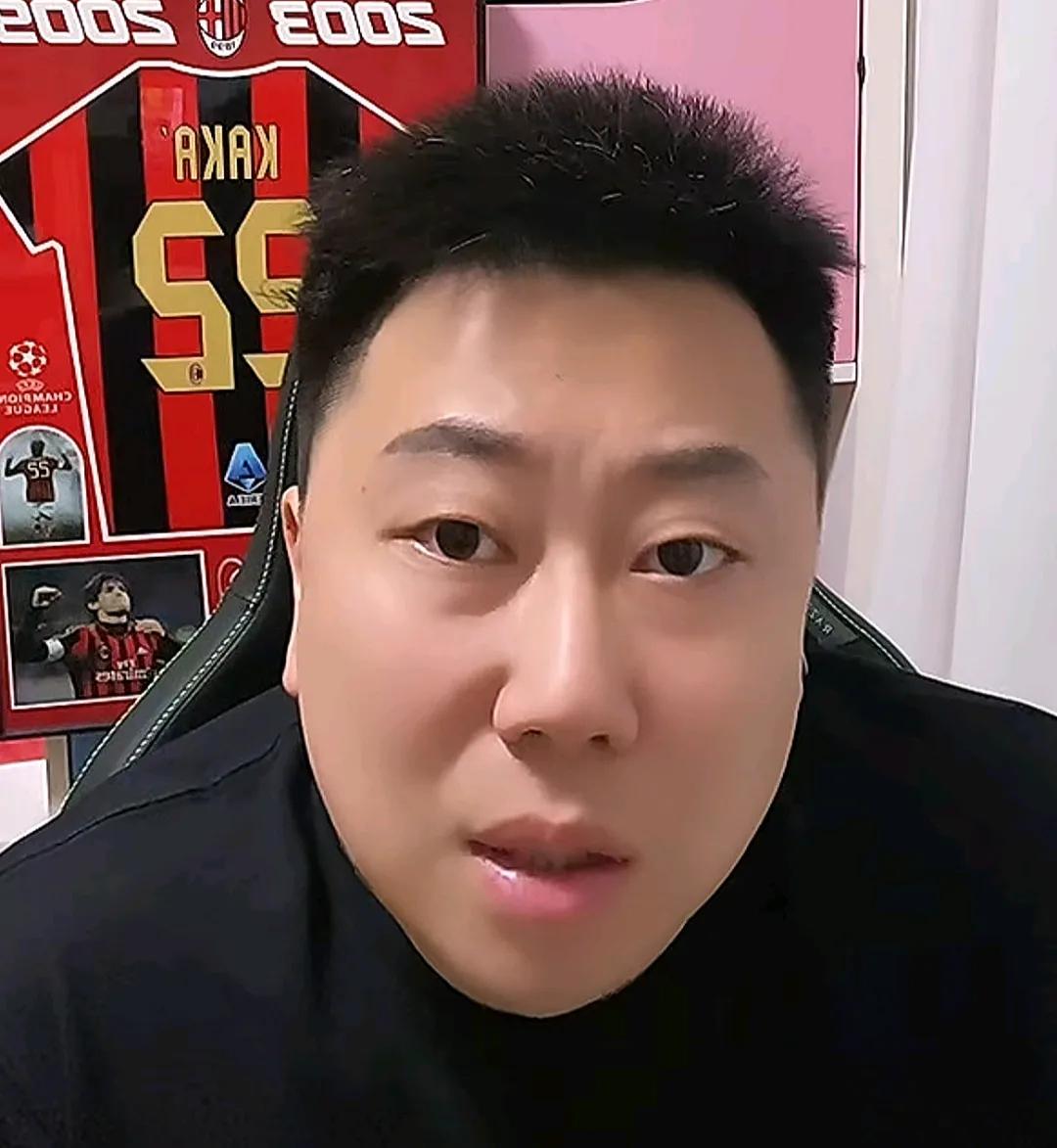 媒体人李宝库透露，山东泰山队可能面临着队内的派系分歧。在山东泰山遭遇中超联赛两