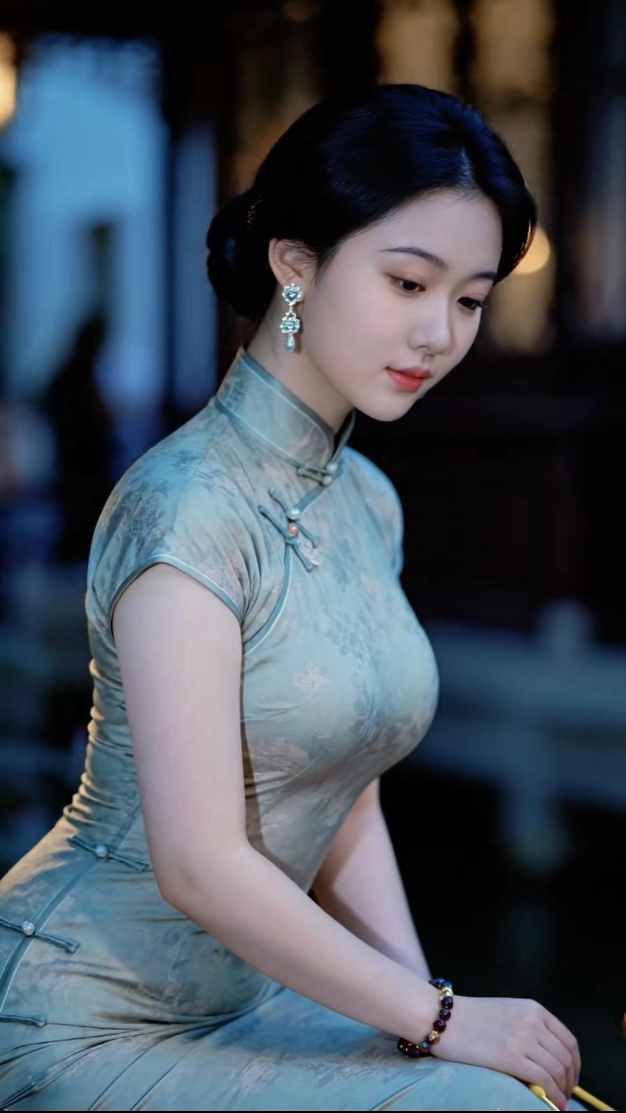 帘外月胧明，谁解团扇心。分享女神美图美人万千,哪一种气质最让你心动?旗袍美人