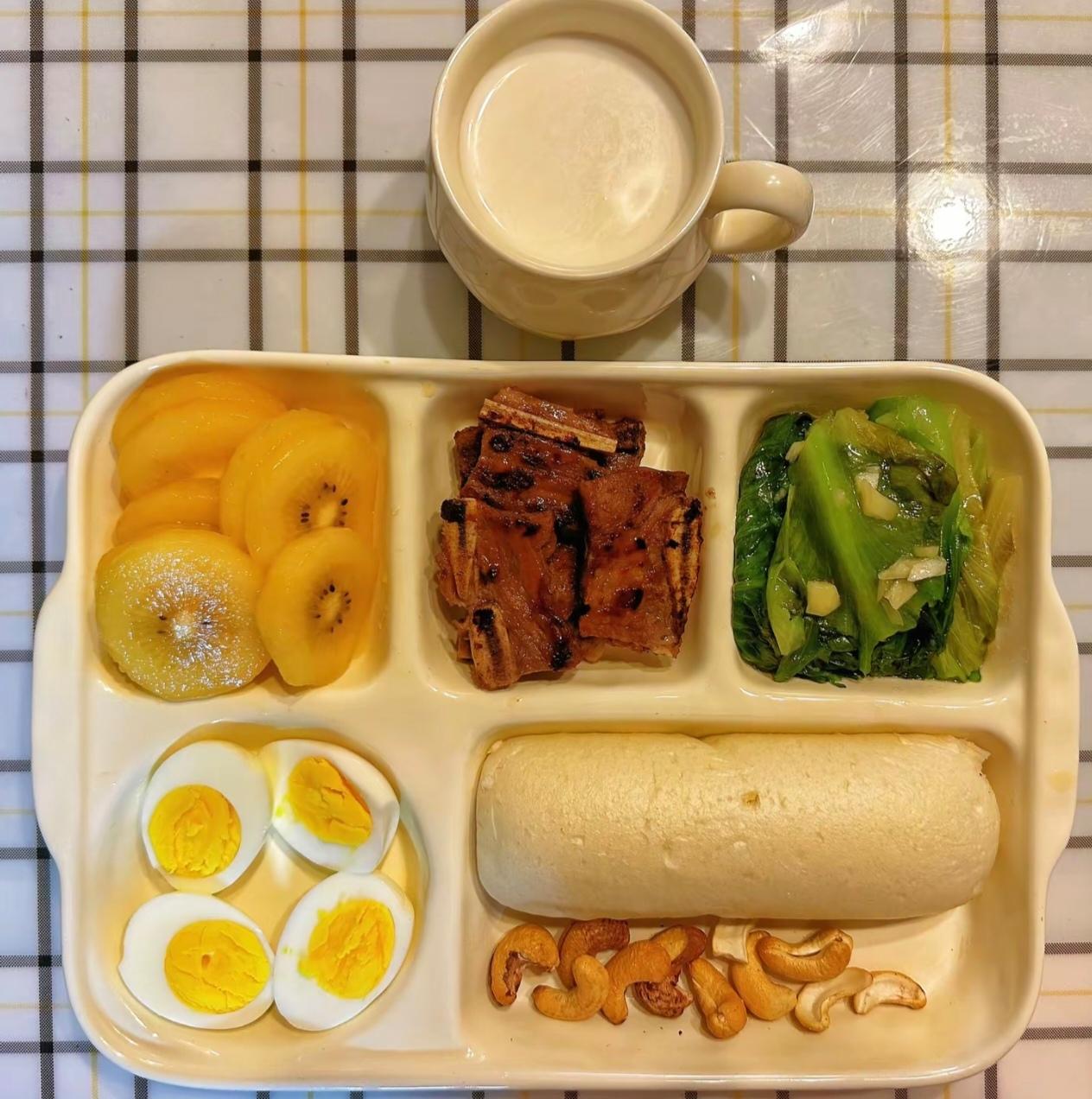家有小学生的早餐！以前带大宝的时候年纪轻不懂，早餐大多在外面吃，包子、热干面