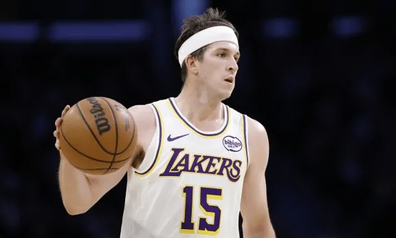 JJ-雷迪克在今日接受了采访，谈到了里夫斯的伤势情况。雷迪克表示，奥斯汀-里夫