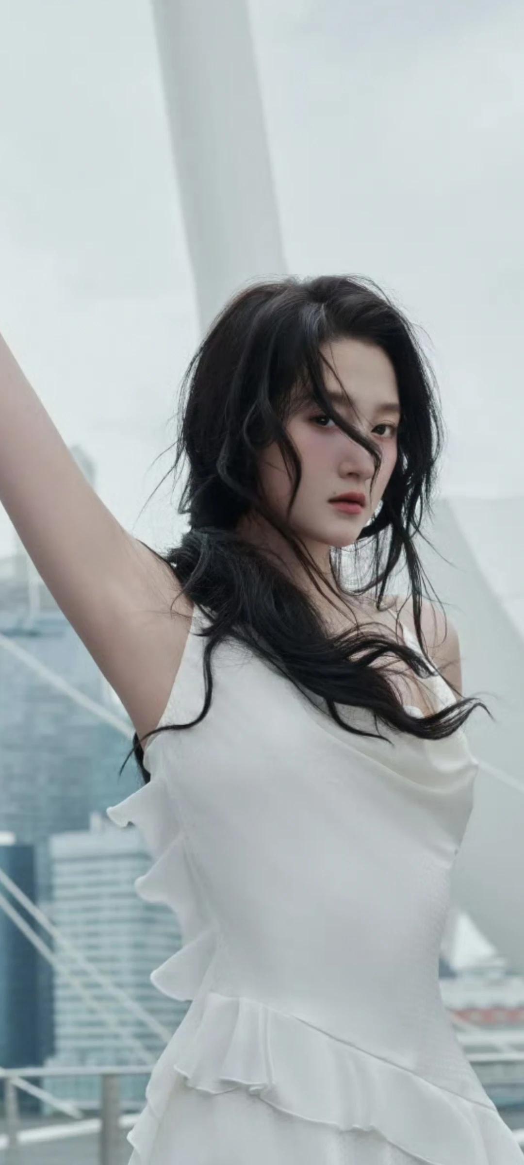 关晓彤壁纸～白裙配黑长直，在城市背景下超级美！