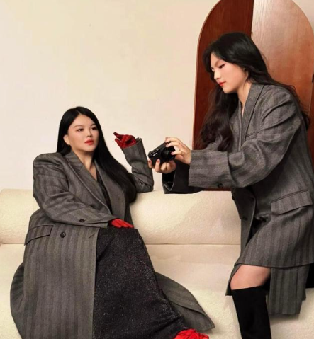 李湘与王诗龄穿母女装Look，两人合拍写真大片的画面，真的好温馨啊。​​​