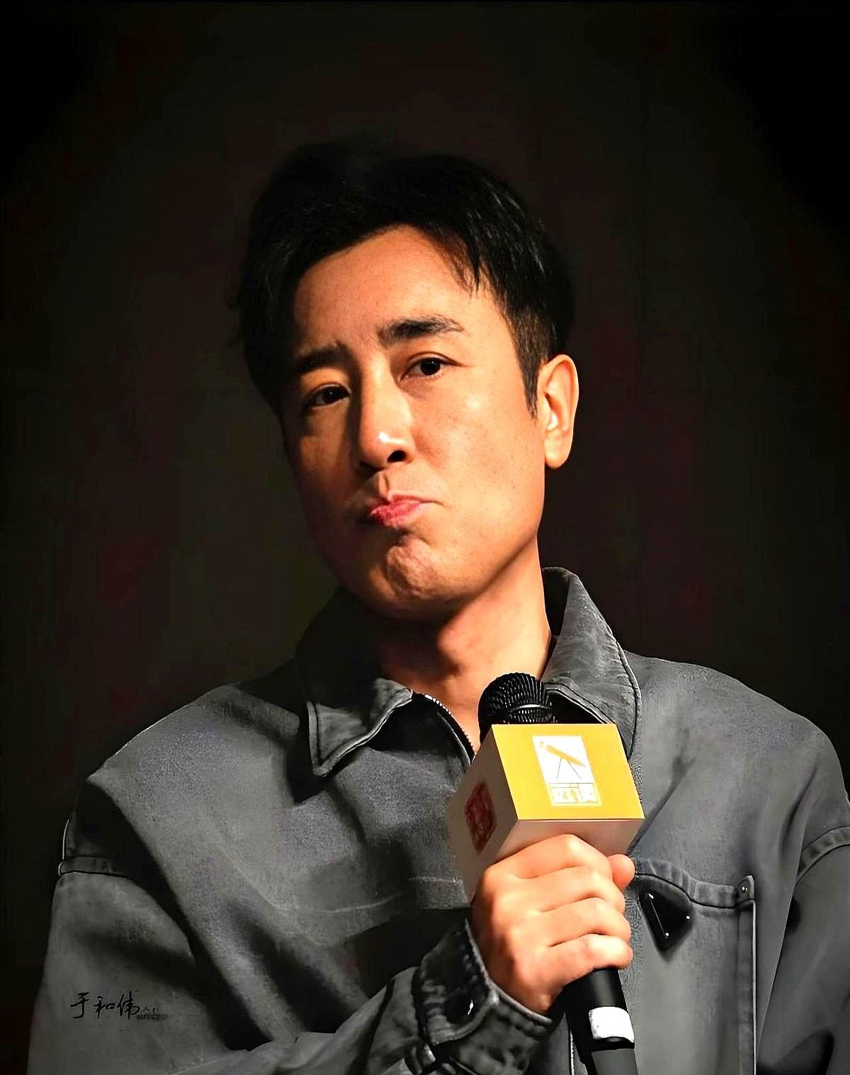 白玉兰奖杯只是开始，不是终点。于和伟把13.5亿票房和一座白玉兰塞进背包，转