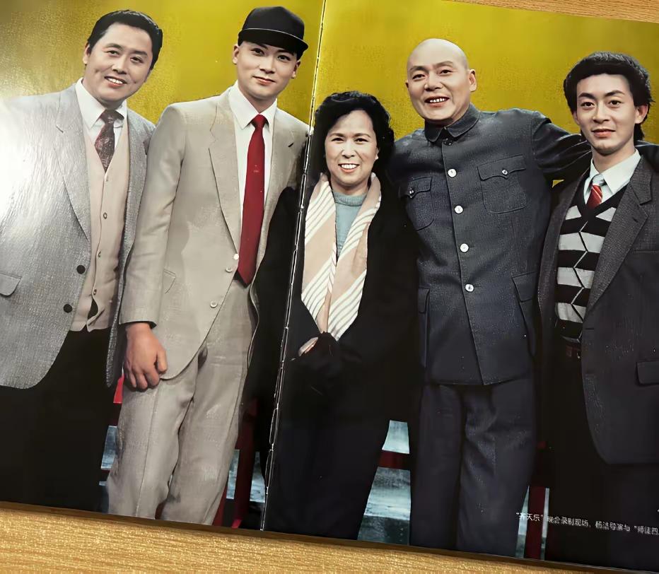 历史回顾……西游记，师徒四人与杨洁导演的合影留念。