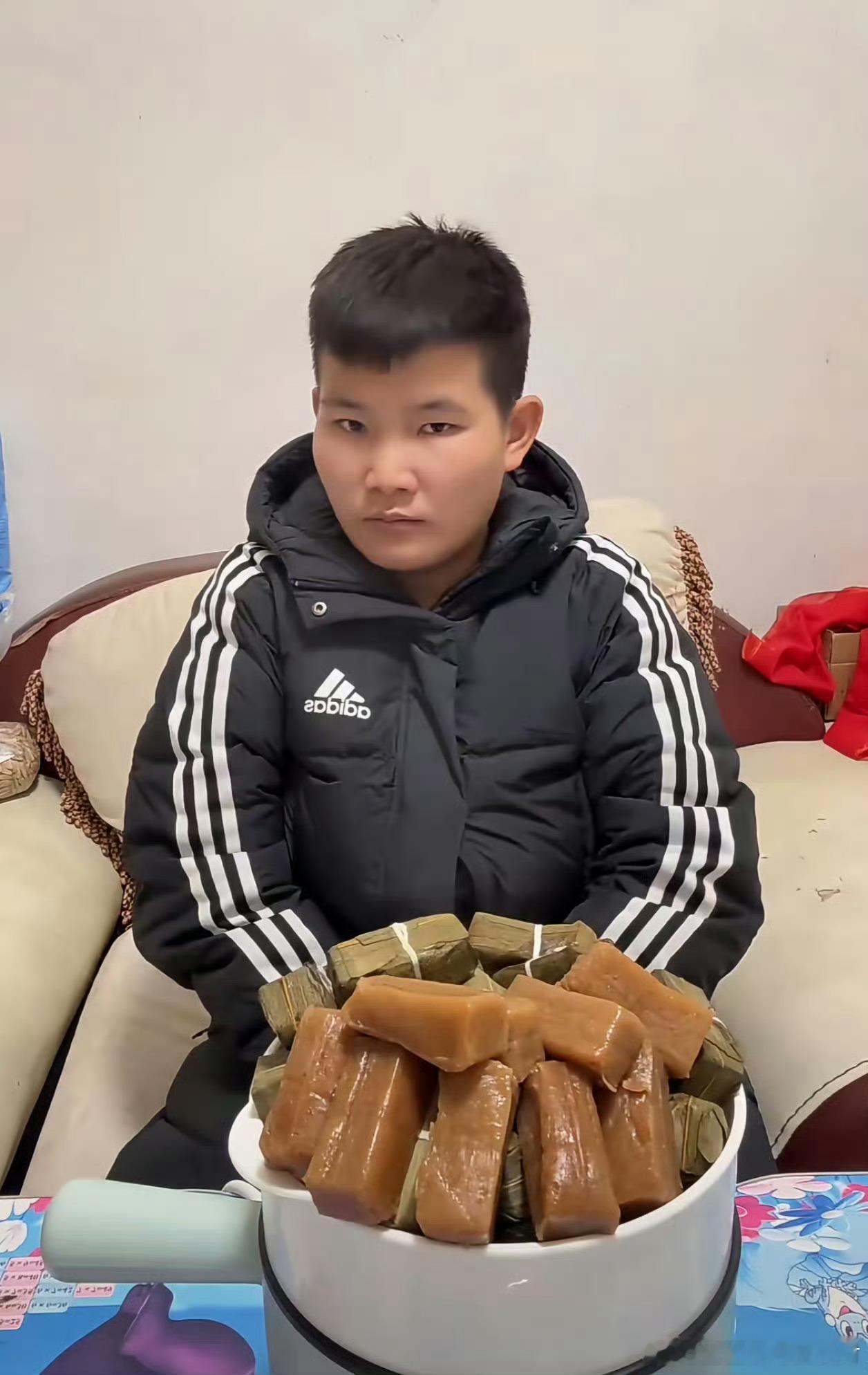 网红小四爷缅北刷到这个热搜真是脊背发凉。四川宜宾00后网红小四爷，坐拥八十多万