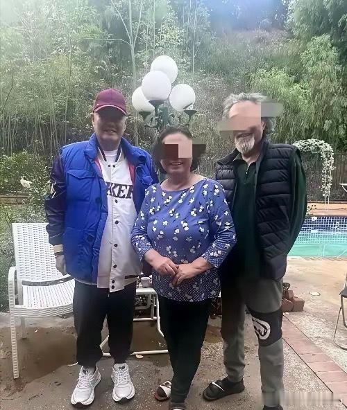 赵本山与粉丝合影，大肚如箩，这样的身材多半是吃得太好了，此前其自曝没事就在家做美