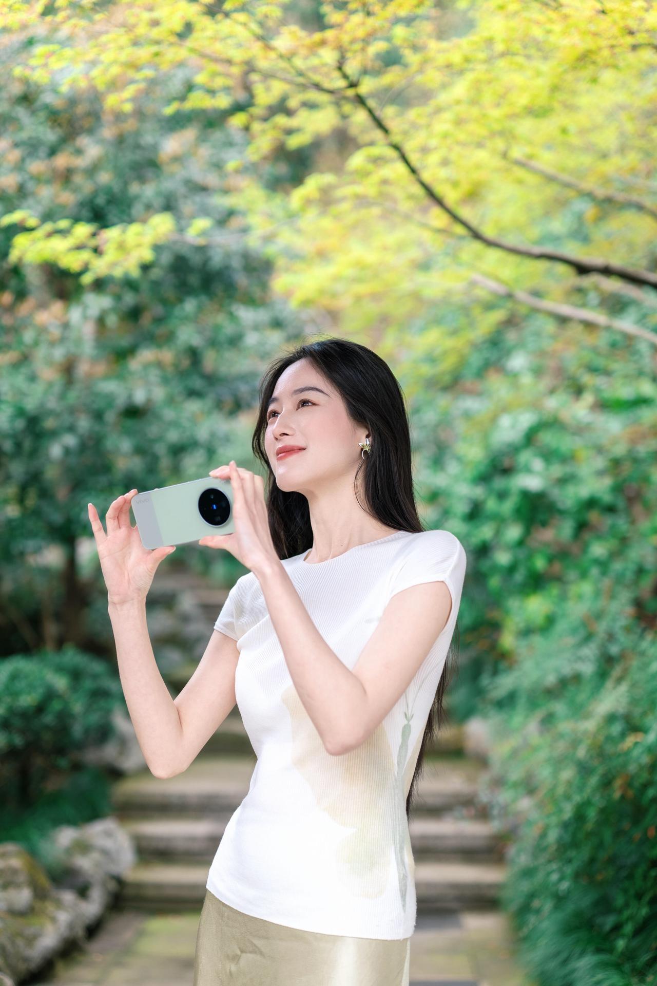 绿树阴中照影，芳菲满目春光。