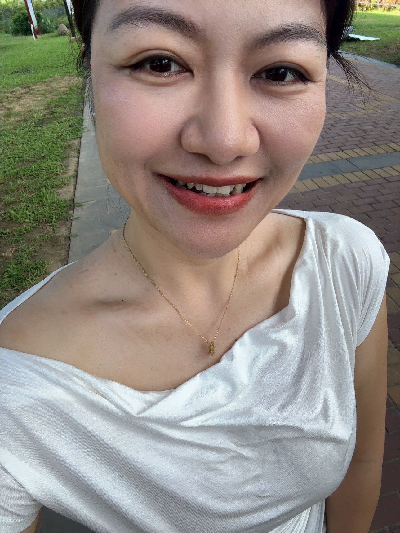 大中午的来公园晒太阳，好热