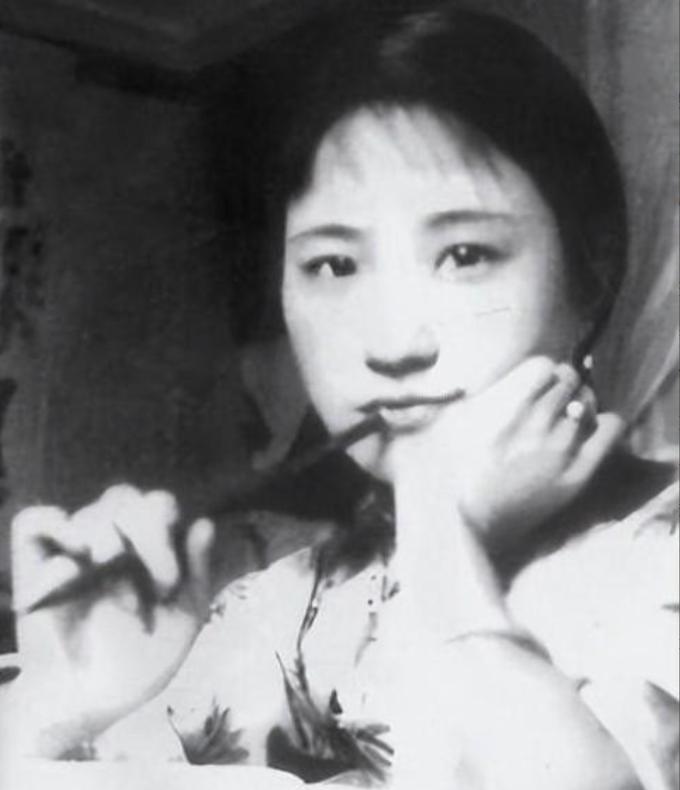 1961年，陆小曼穷得吃不起鸡蛋时，将唯一的貂皮大衣卖掉，买来几斤大闸蟹，请3个
