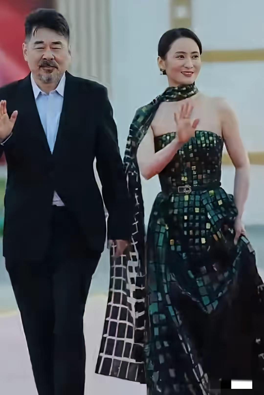 陈建斌越老越有魅力，现在特像个艺术家。陈建斌蒋勤勤两口子，看着很般配，也登对。最