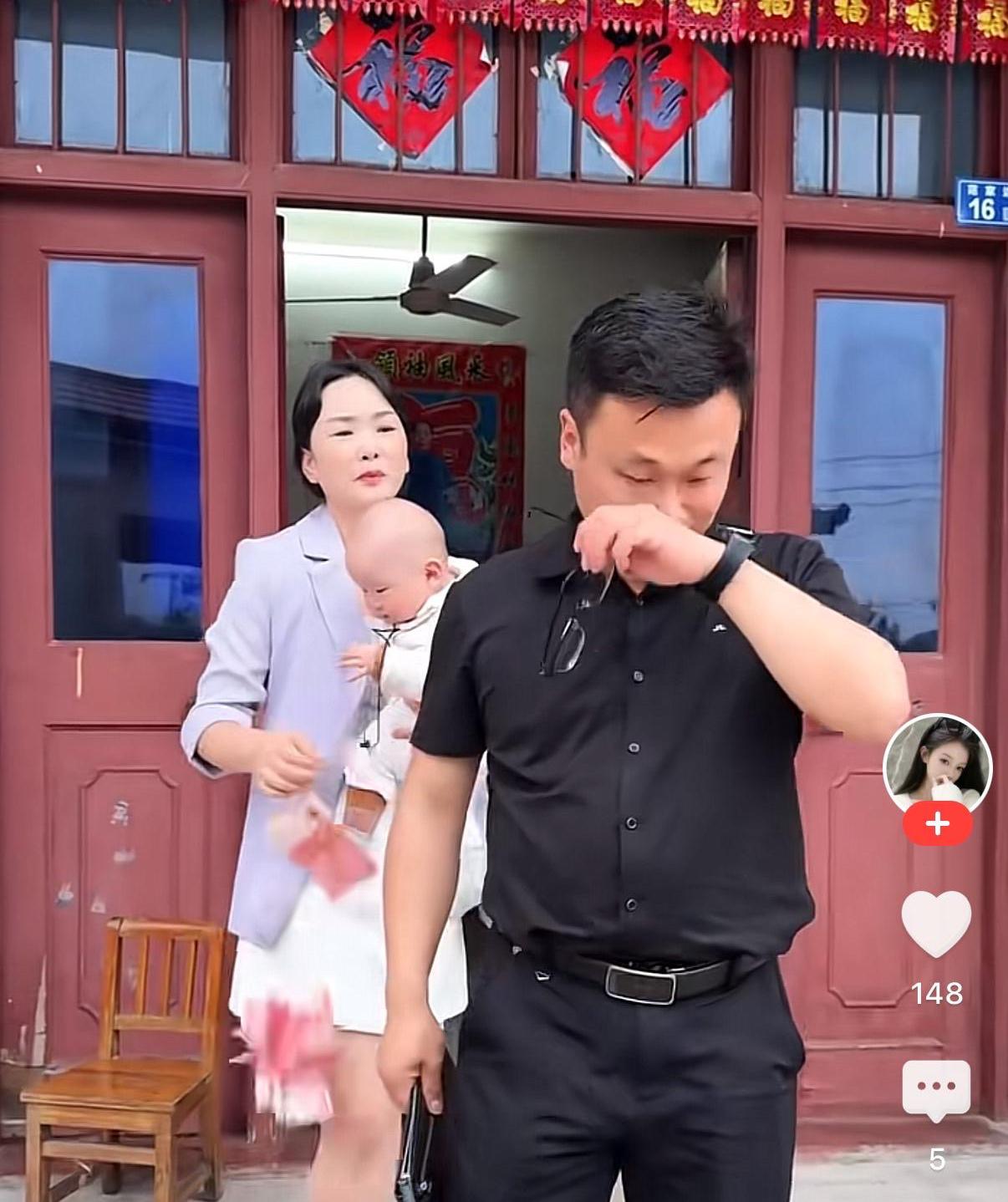 离婚六个月，前夫给小孩来送生活费。女人后悔了，对丈夫说，咱们复婚吧。男人说，回不
