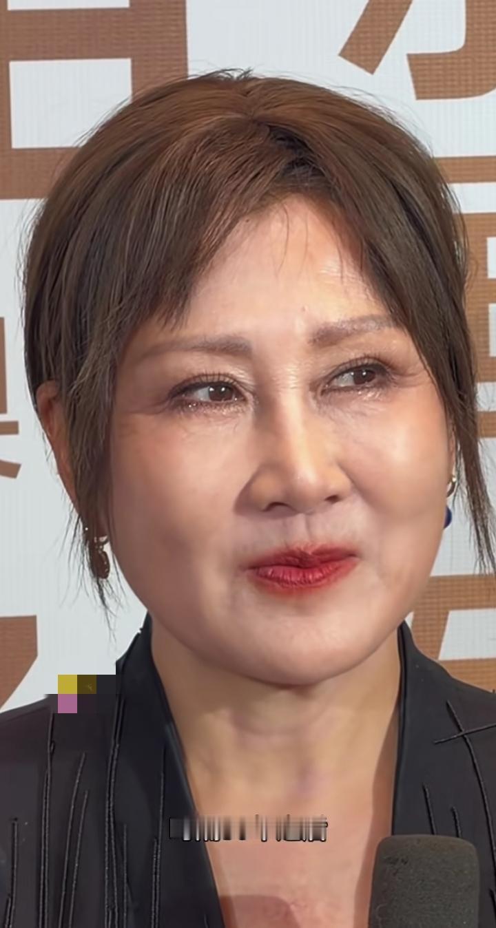 张凯丽近照，眼角皱纹明显，颈纹也明显，整个妆容精致，就是戴的这个假发不如原来那种