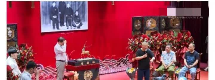 德云社还是太仁慈，一年前摆了高峰一道的宋艺到联合队上班，在广德楼演出两场，搭档赵