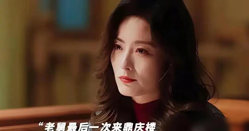 同班不同命，她43岁才翻红。83年生人，一个宿舍睡了四年。唐嫣大一就被张艺谋挑走