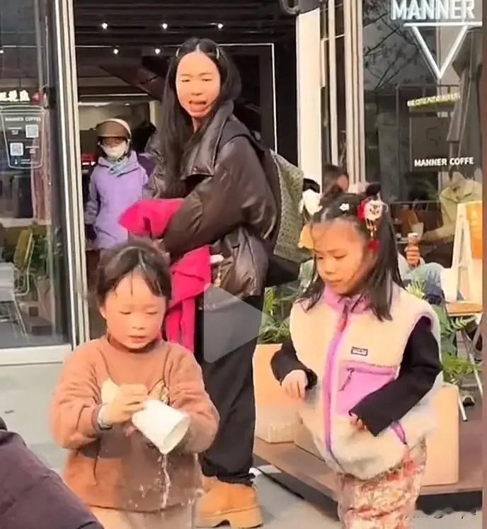 绍兴女孩讨水被无故打翻，家长溜之大吉——孩子的恶意，藏在家长的纵容里！小女孩