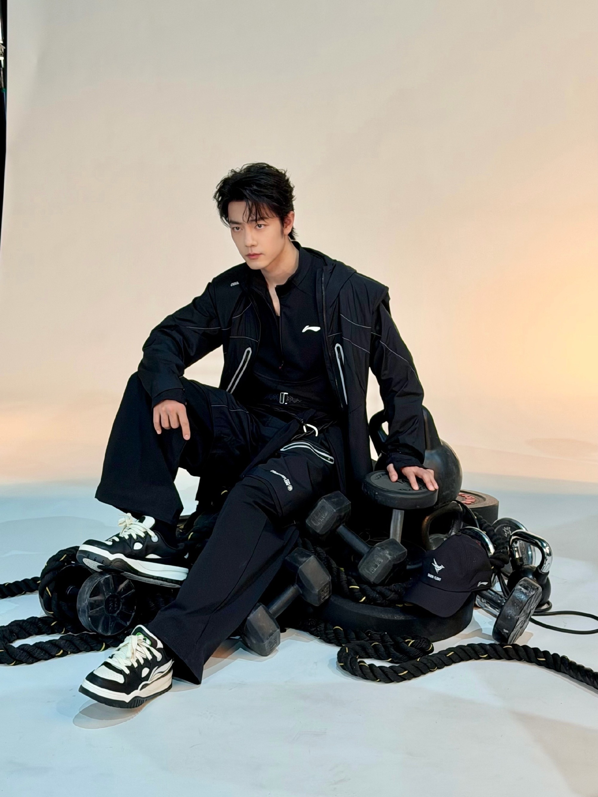 1.肖战蛮有爱心的，他在拍摄《小城良方》时给一只流浪猫买了猫窝，还专门给配了猫粮