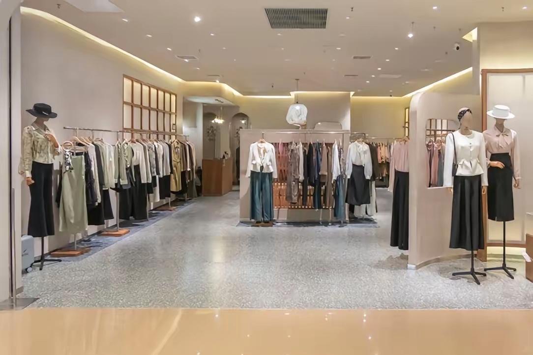 继大衣和风衣被冷落后，下一个被打入冷宫的服装已经出现了。​不知大家发现没有，今