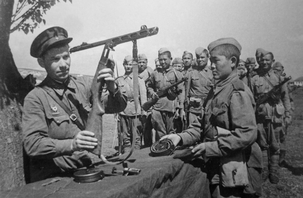 [呲牙笑]“让我看看枪管擦干净了没有”——1943年，卫国战争期间，苏军西南方
