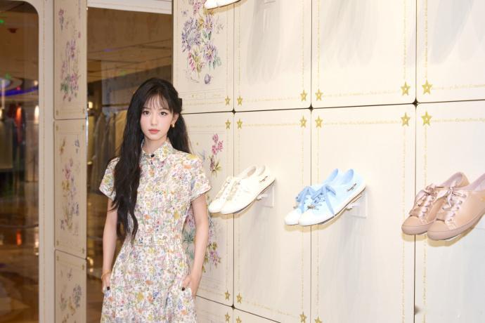 周也繁花长裙周也繁花长裙真的是太美了呀，完全就好像从油画里面走出来的美人呀，