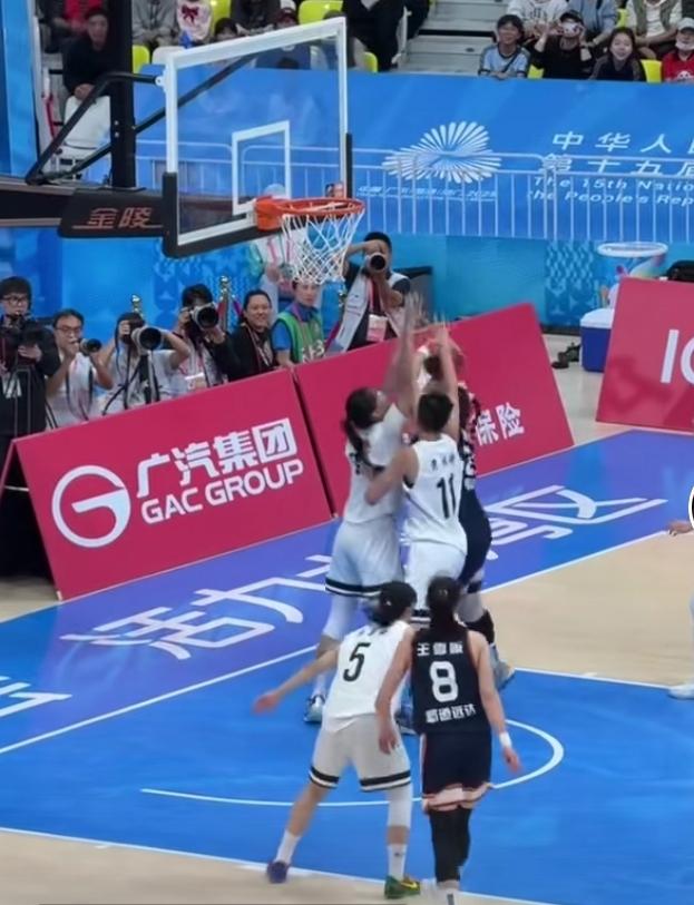 刘禹彤篮下强打让呐喊震耳欲聋，实际上打得太累，打阵地战也许更契合四川利益四川