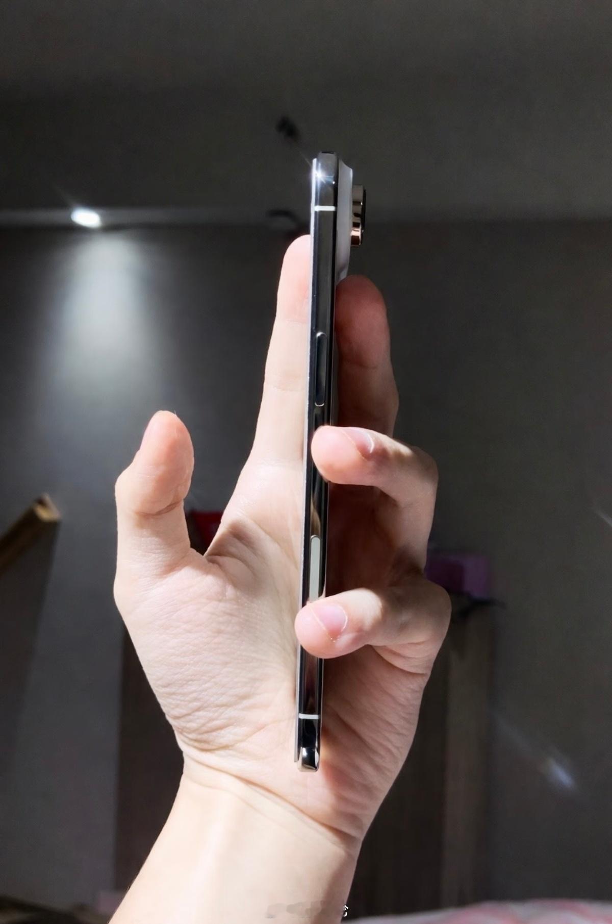 5499，甚至更低的价格就可以买到iPhoneair，各位会选择吗？反正友商肯