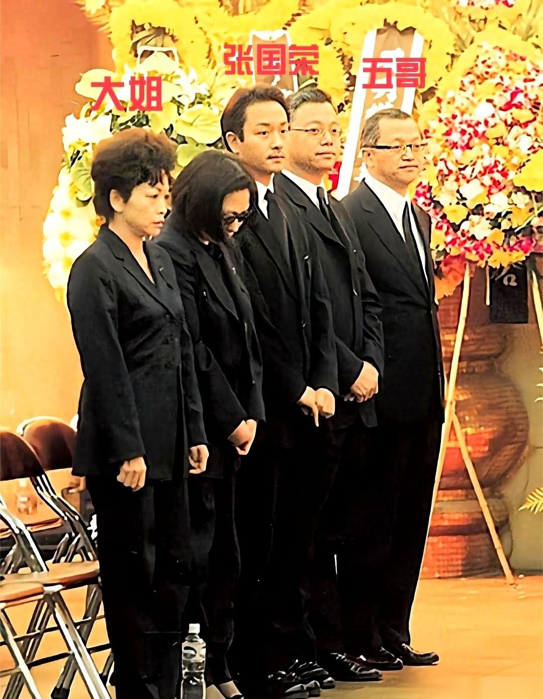 1998年，一张灵堂里的照片。照片里，张国荣一身黑衣，脸上没什么表情，只是安静