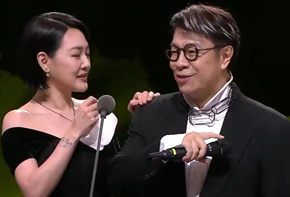 小S是真强大。搁一般人，经历之前的网暴，早就垮掉了。金钟奖上，她压轴出场，气场比