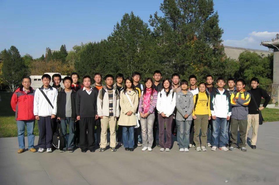 王虹北大同学晒大一合照老同学晒出的大一旧照太有氛围感，一身朴素穿搭、双手插兜的少