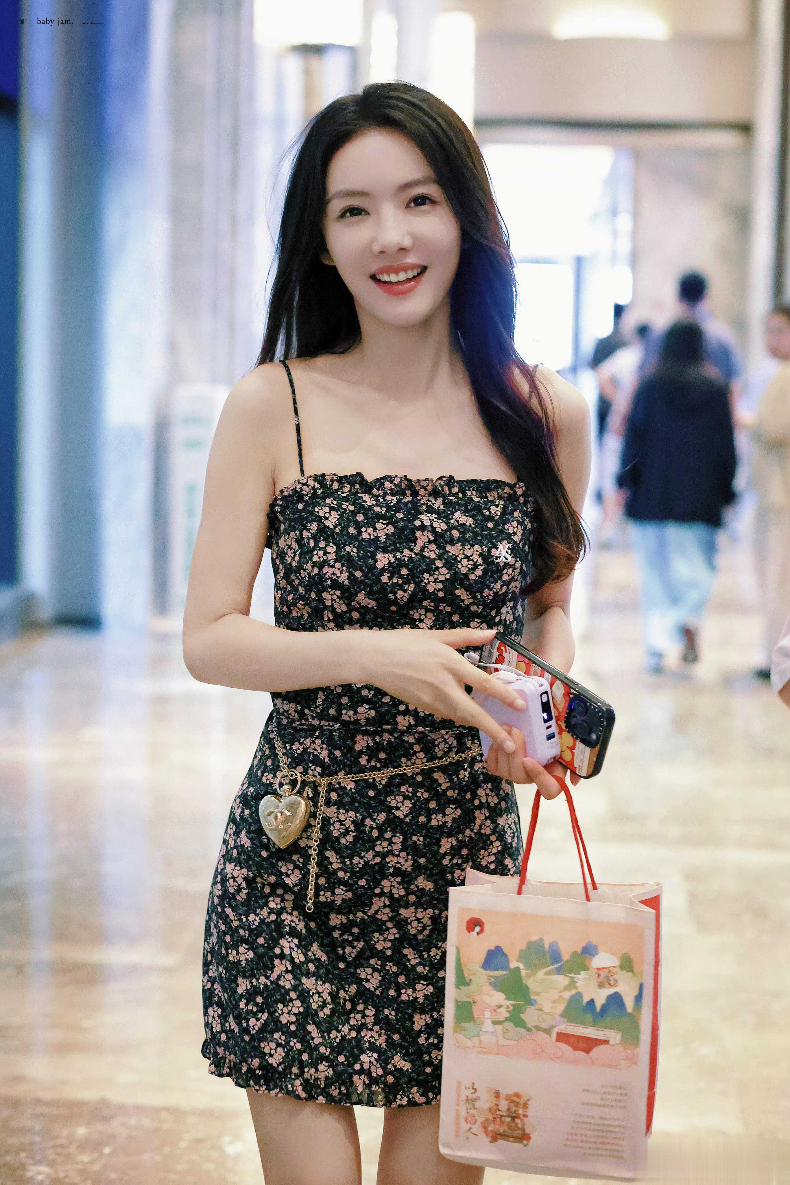 蔡文静，她这腰这也太细了吧