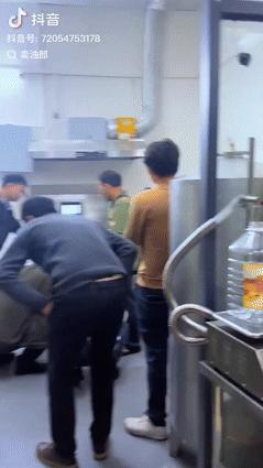 冤不冤？5月22日，大爷去榨油店现榨100斤花生，最后榨出44斤花生油，47斤花