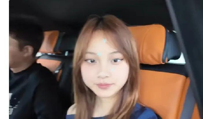 暑假里，贾乃亮带着甜馨去新加坡游玩。如今的甜馨越发爱漂亮，不仅自己化了妆，还在脸