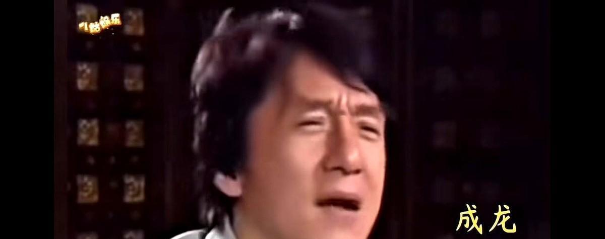 被李小龙一脚踢飞后，洪金宝当场服了，成龙却恨了48年。那一脚踹断的不是肋骨，是