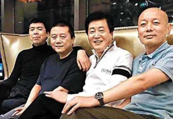 2000年，冯小刚开着价值两百多万的宾利回到家中，看望卧病在床的母亲，冯小刚的姐