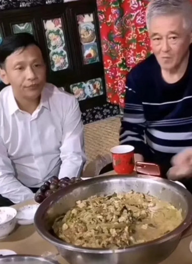 在赵本山众多弟子中，他为何最爱宋小宝？其实原因主要有三个，第一，宋小宝在外面从来