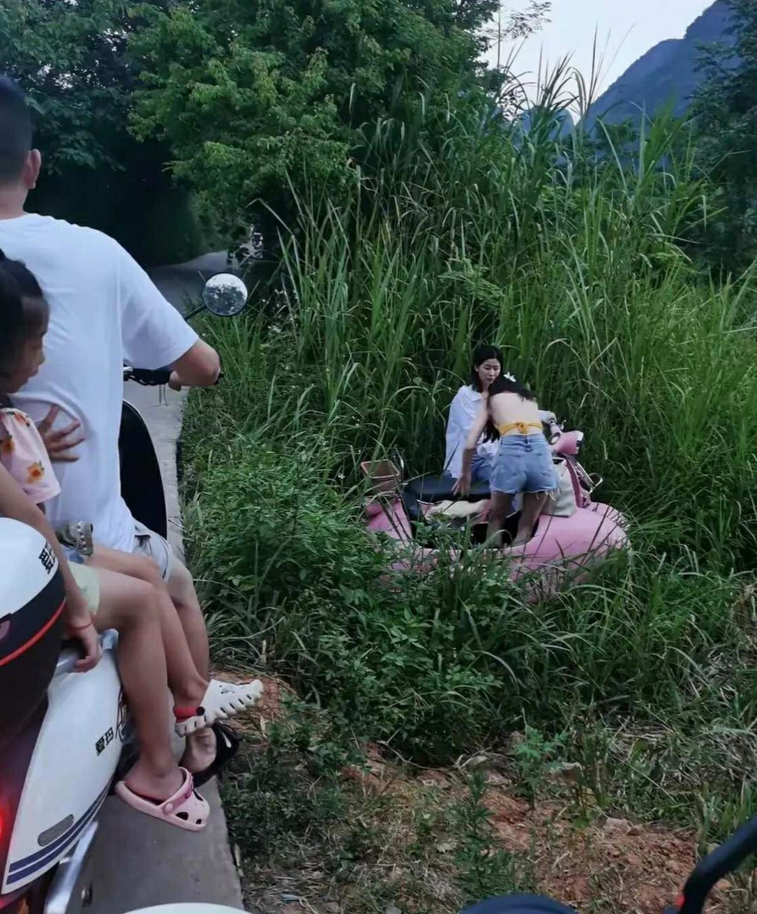 路过，要不要去打救她们呢？